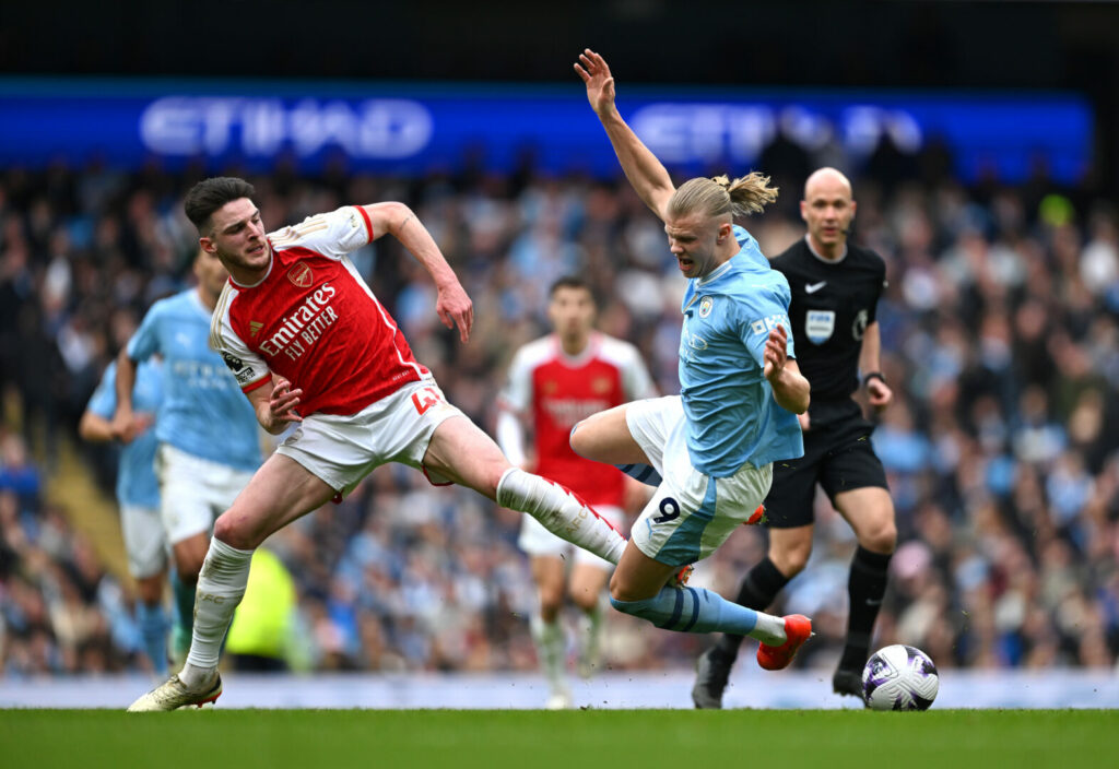 Manchester City und Arsenal, hier Erling Haaland (rechts) und Declan Rice, lieferten sich im Spitzenspiel viele packende Zweikämpfe.