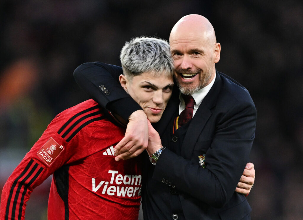 Erik ten Hag feiert mit Alejandro Garnacho den Sieg über Liverpool.