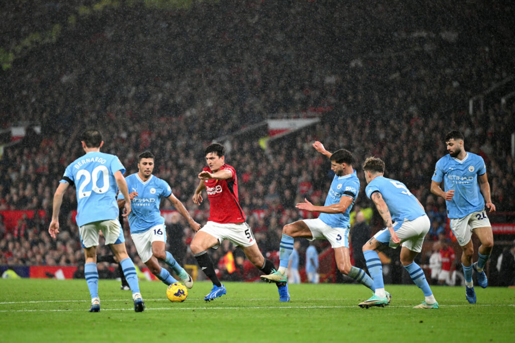 Manchester Uniteds: Verteidiger Harry Maguire umringt von Gegenspielern im Manchester Derby.