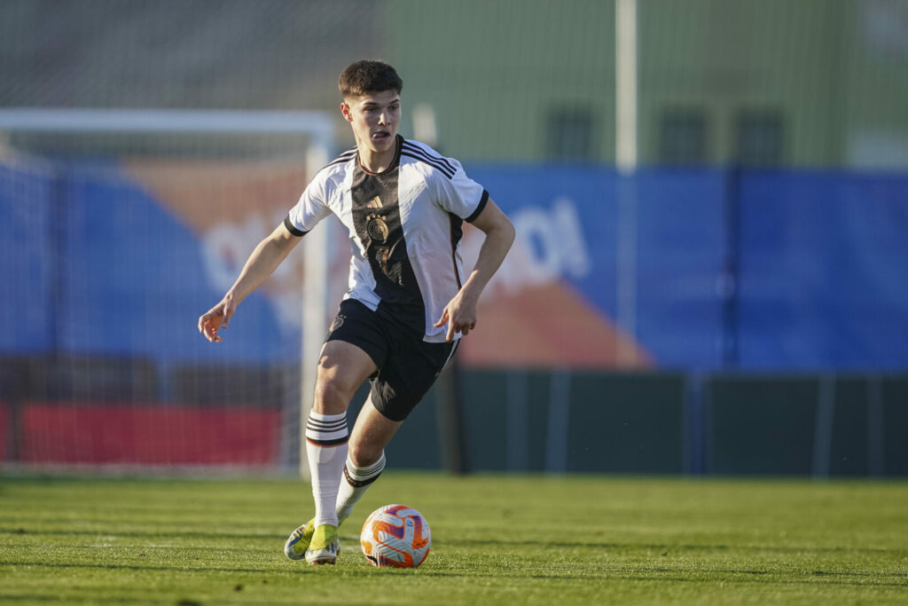Die deutsche U19-Nationalmannschaft wird nicht an der EM im Sommer teilnehmen. Das richtungsweisende Spiel gegen Rumänien verloren die DFB-Junioren mit 2:3.