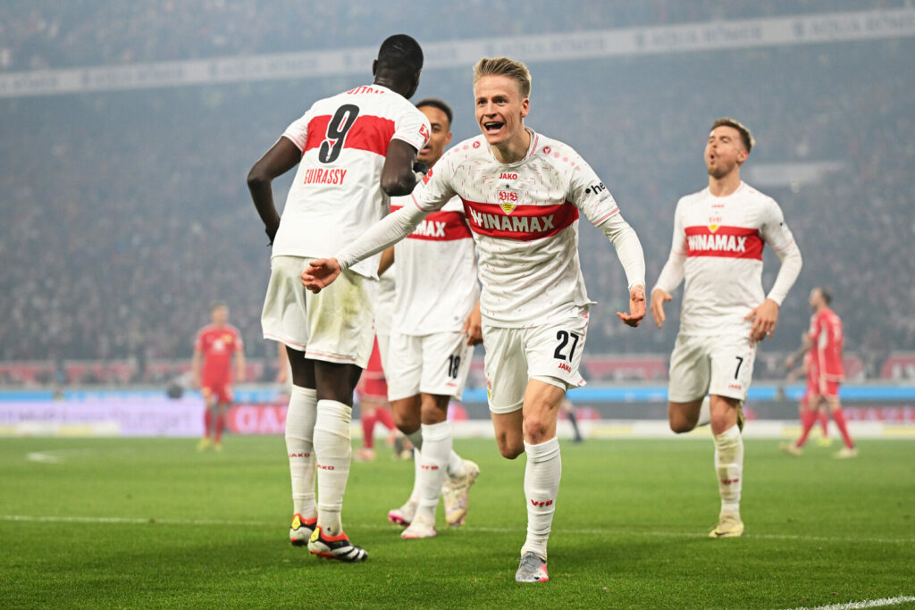 Chris Führich bejubelt das 2:0 für Stuttgart.