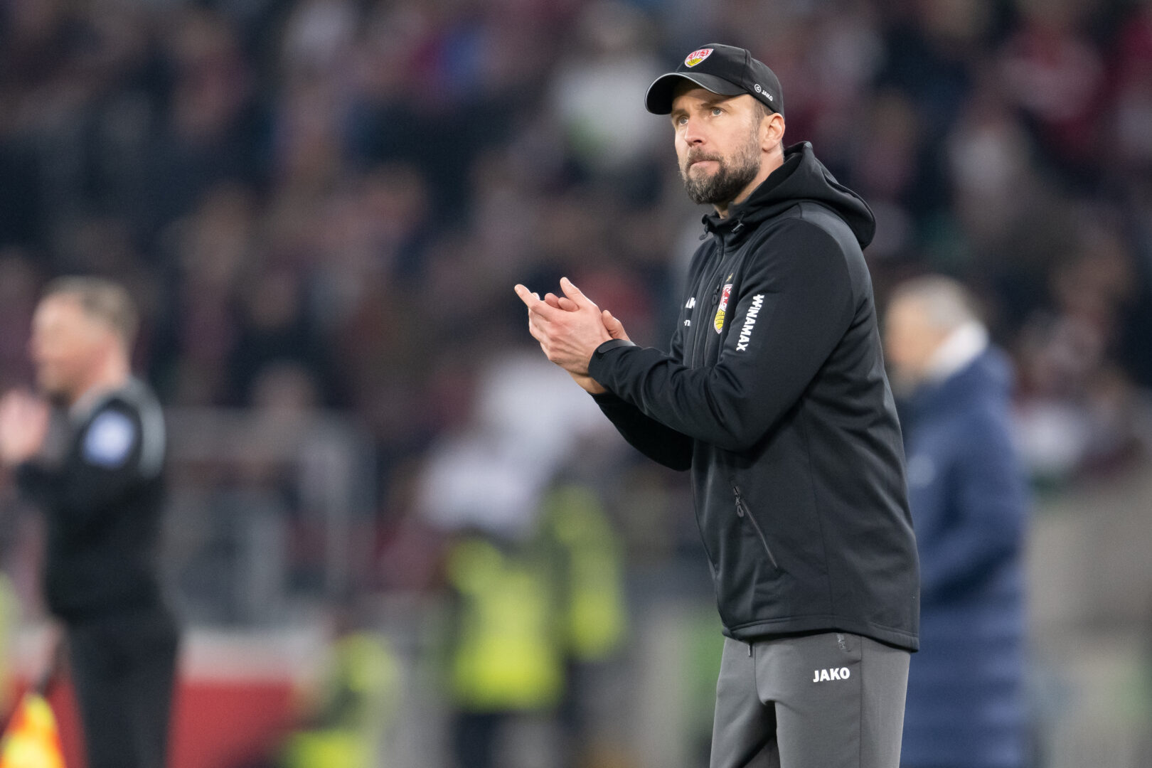 Sebastian Hoeneß an der Seitenlinie.