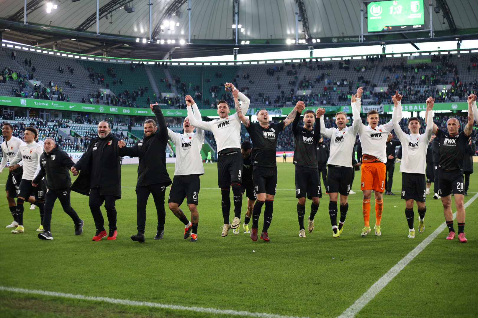 Bundesliga: Der FC Augsburg siegt in Wolfsburg.
