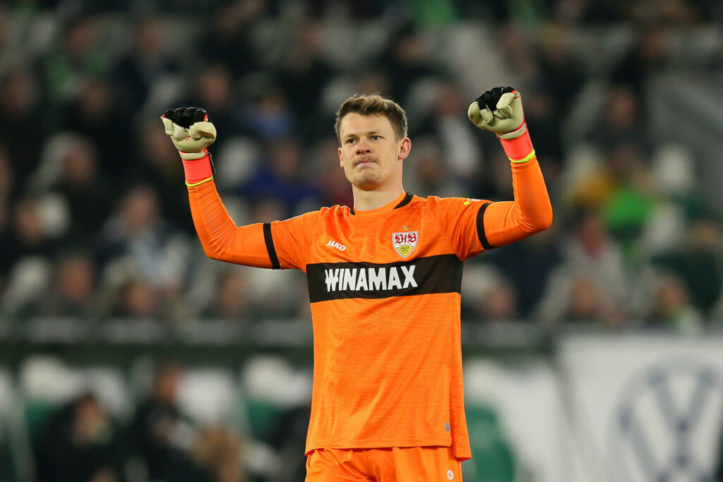 Alexander Nübel ist derzeit vom FC Bayern an den VfB Stuttgart ausgeliehen und überzeugt dort mit konstant starken Leistungen. Nun zeigt auch ein dritter Klub Interesse an den Diensten Nübels.