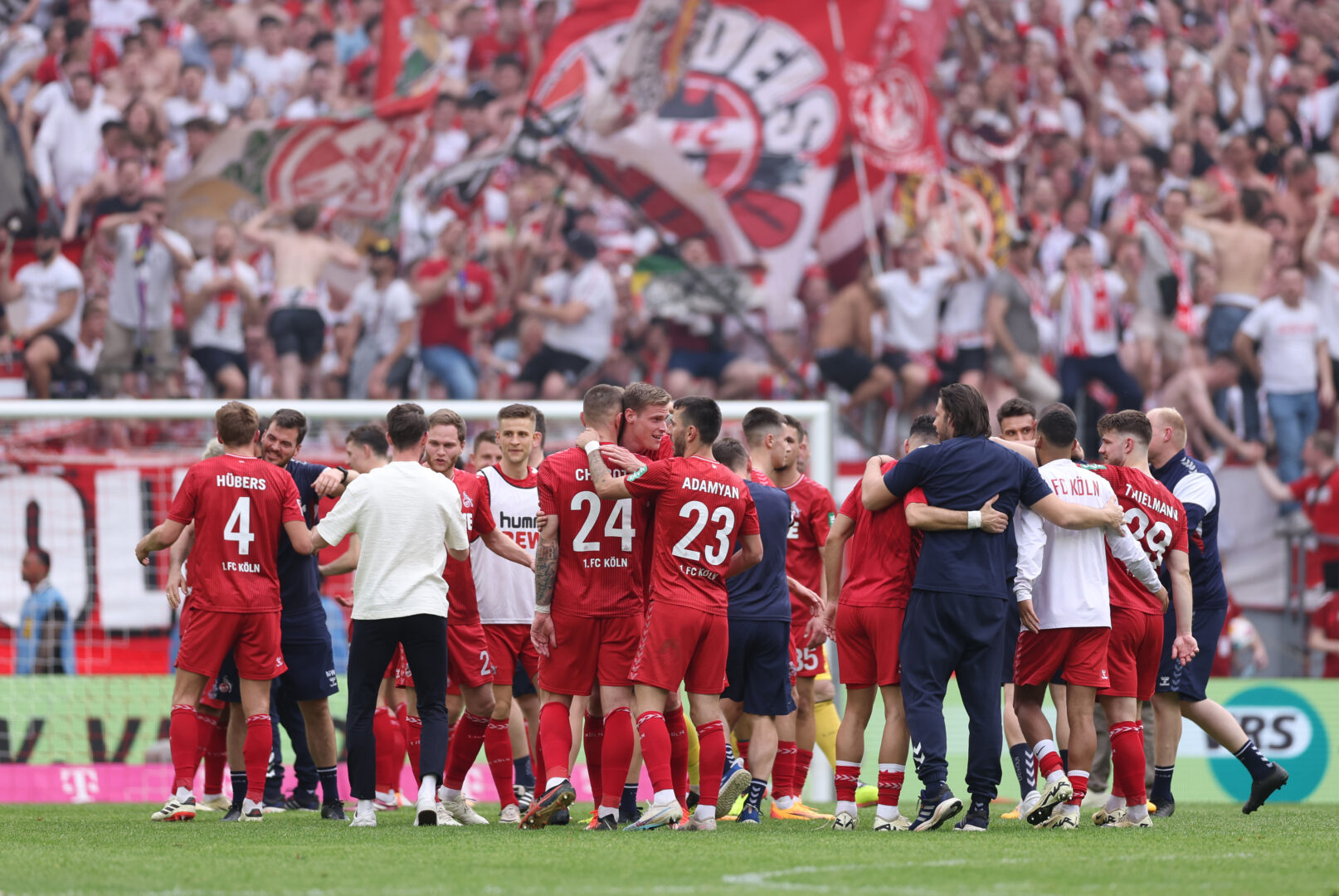 Durch den späten 2:1-Sieg über den VfL Bochum hat der FC Köln drei ganz wichtige Zähler im Kampf um den Klassenerhalt gesammelt. Entsprechend euphorisiert reagierten auch Spieler und Verantwortliche.