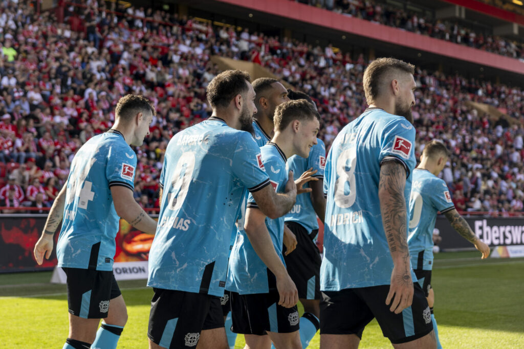 Bereits am kommenden Wochenende kann Bayer Leverkusen die erste Meisterschaft der Vereinsgeschichte unter Dach und Fach bringen. Nur ganz wenige Teams konnten sich in der Bundesliga-Geschichte noch früher zum Meister krönen.