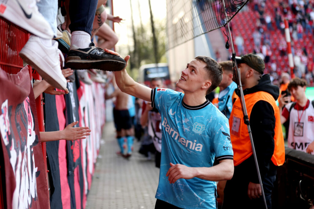 Durch den Sieg über Union Berlin und die gleichzeitige Bayern-Niederlage gegen den FC Heidenheim liegt Bayer Leverkusen mit einem Vorsprung von 16 Punkten an der Tabellenspitze. Bereits am nächsten Wochenende kann sich die Werkself die Meisterschaft sichern.