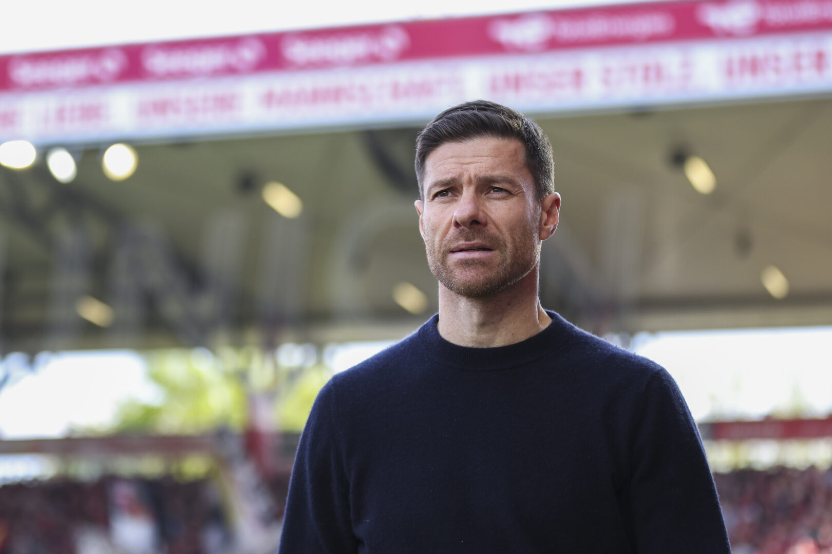 Vor der morgigen Viertelfinal-Partie gegen West Ham United hat Xabi Alonso den anwesenden Journalisten Rede und Antwort gestanden. Bayer Leverkusen hat die Chance eine historische Saison mit dem Triple-Gewinn zu krönen.