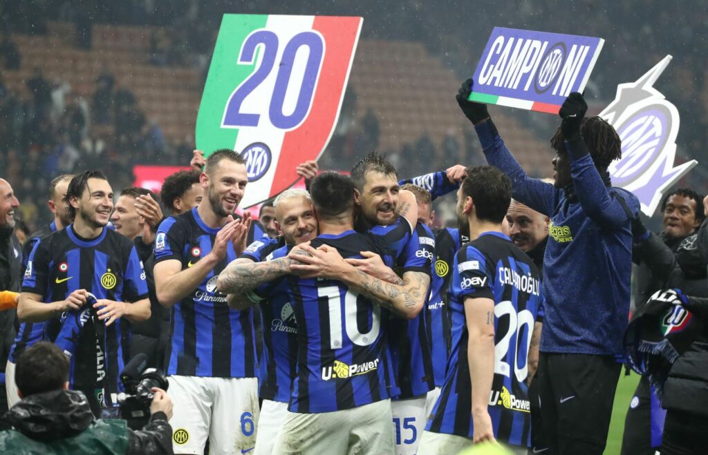Am gestrigen Montag hat Inter durch den 2:1-Derbysieg über die AC Mailand den 20. Meistertitel der Vereinsgeschichte unter Dach und Fach gebracht. Die Feierlichkeiten musste der Klub nun jedoch verschieben.