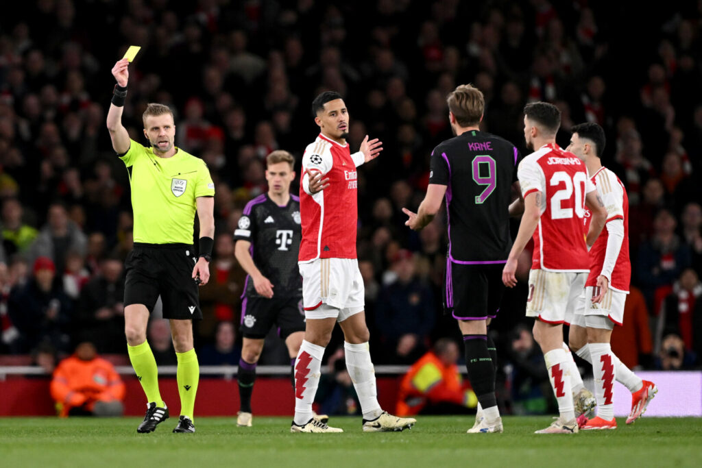 Das Hinspiel des Champions-League-Viertelfinals zwischen dem FC Arsenal und dem FC Bayern ist von extrem kontroversen Schiedsrichter-Entscheidungen überschattet worden. Insbesondere die nicht geahndete Handspiel-Szene im Strafraum der Gastgeber sorgt im Nachgang für Diskussionen. Ein Kommentar.