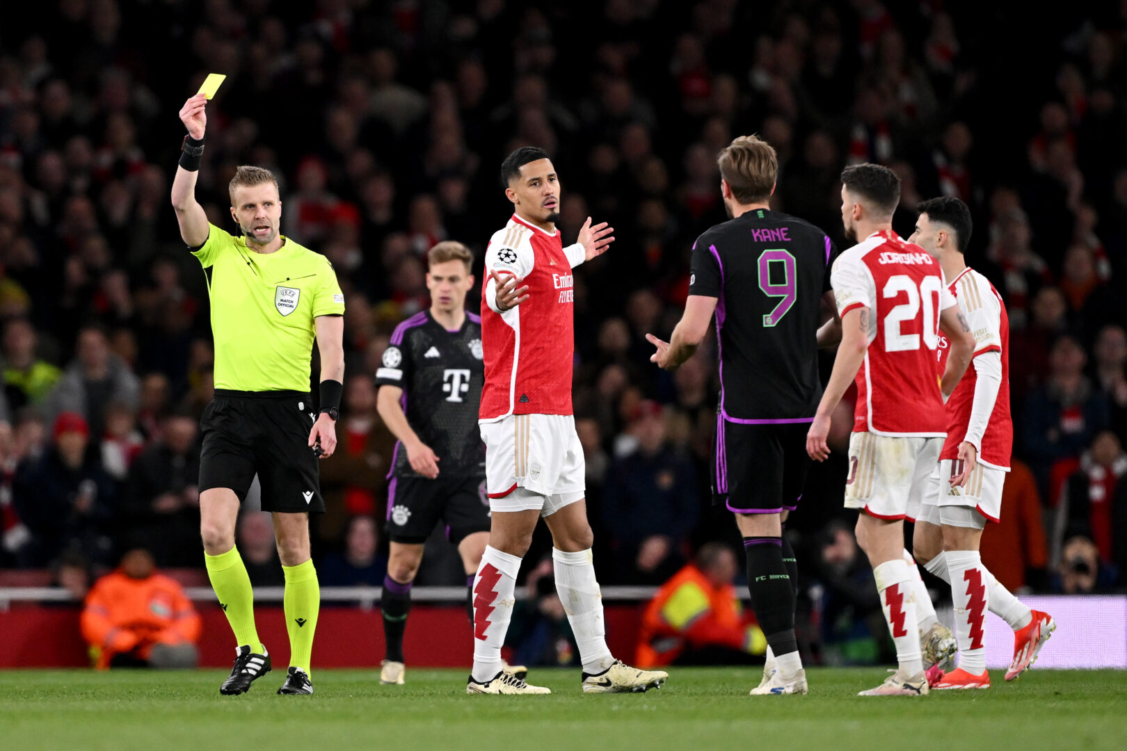Das muss er anders handhaben! | Kommentar zur Handspiel-Szene zwischen Arsenal und Bayern