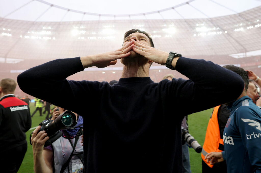 Bayer Leverkusen ist zum ersten Mal in der Vereinsgeschichte deutscher Meister geworden. Trainer Xabi Alonso wird einen Tag darauf von den spanischen Medien in den höchsten Tönen gelobt.