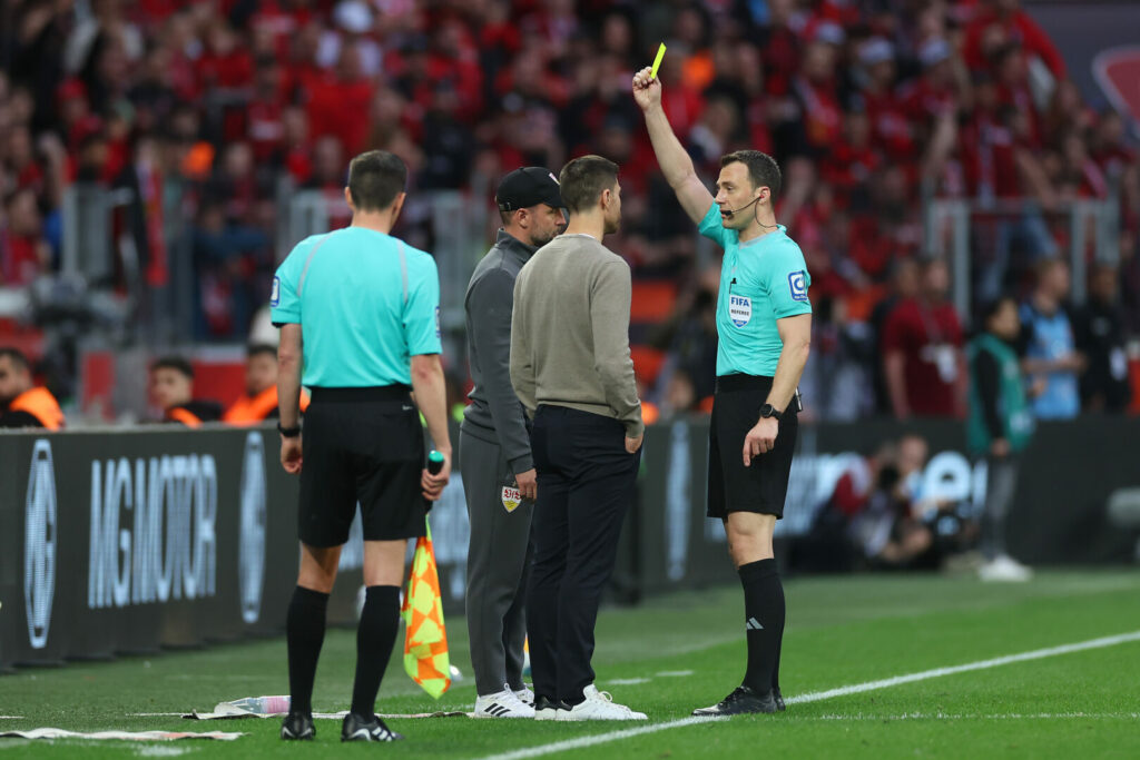 Xabi Alonso sah die Gelbe Karte.