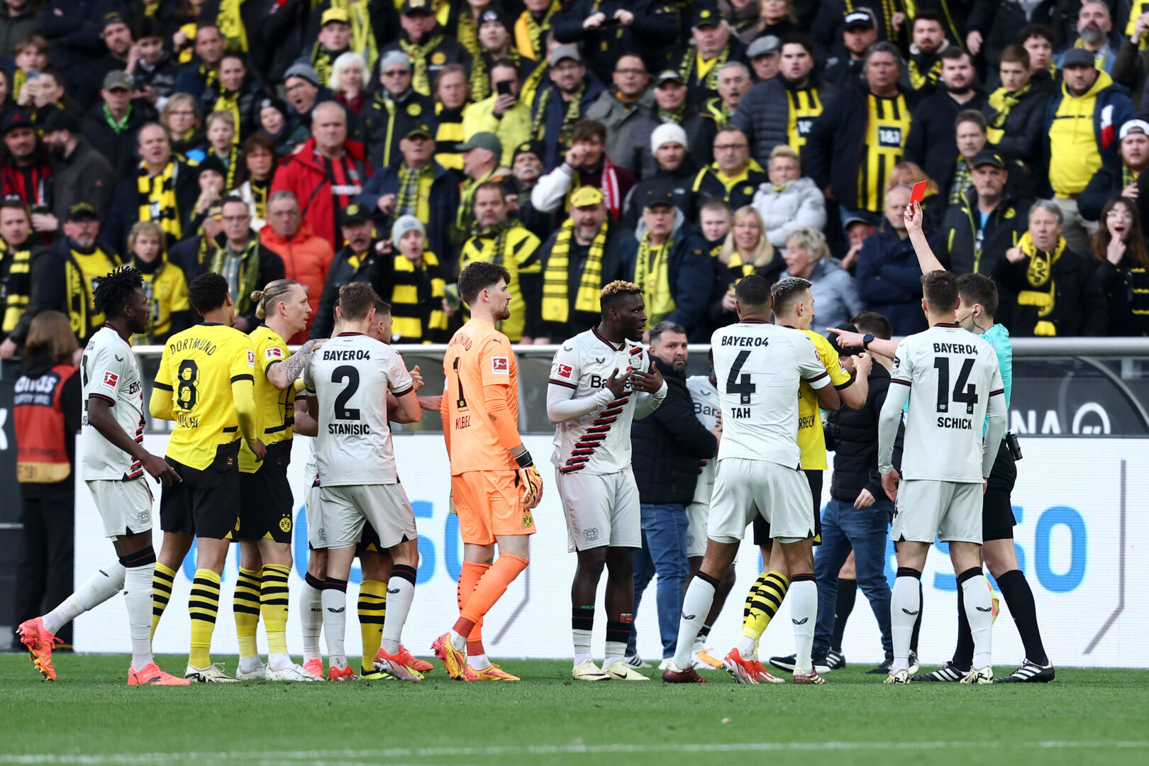 Last-Minute-Leverkusen schlägt wieder zu: Stanisic verhindert erste Bayer-Niederlage in Dortmund!