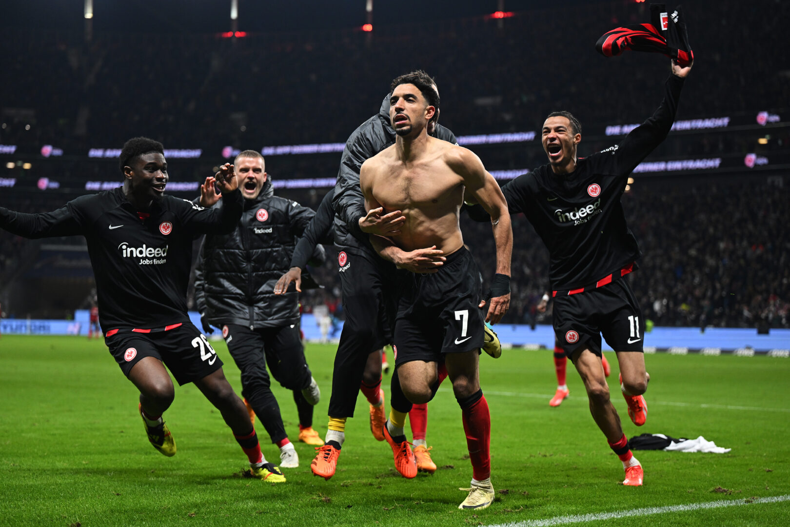 Toppmöller widmet Sieg Hölzenbein.