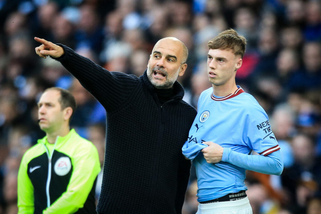 Pep Guardiola mit Cole Palmer im Trikot von Manchester City.