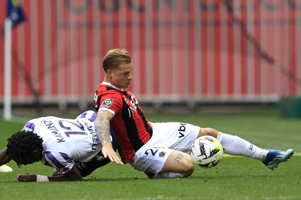 Im Hinblick auf die kommende Spielzeit will sich Manchester United auf der Linksverteidiger-Position verstärken. Dabei ist Melvin Bard von OGZ Nizza in den Fokus der Red Devils gerückt.