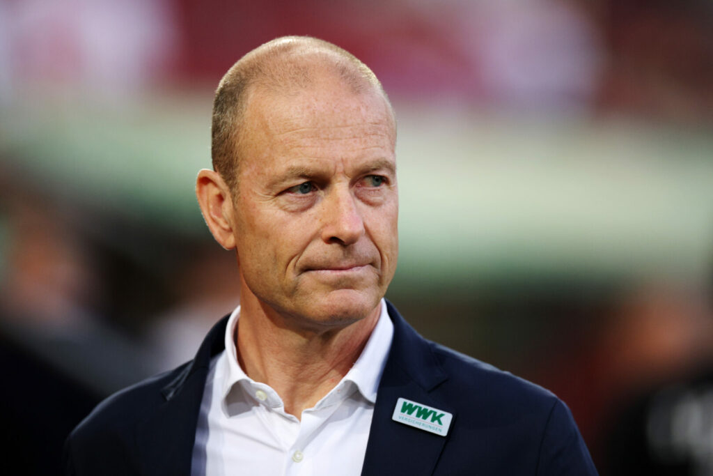 FCA-Coach Jess Thorup hat den Klassenerhalt fest vor Augen.