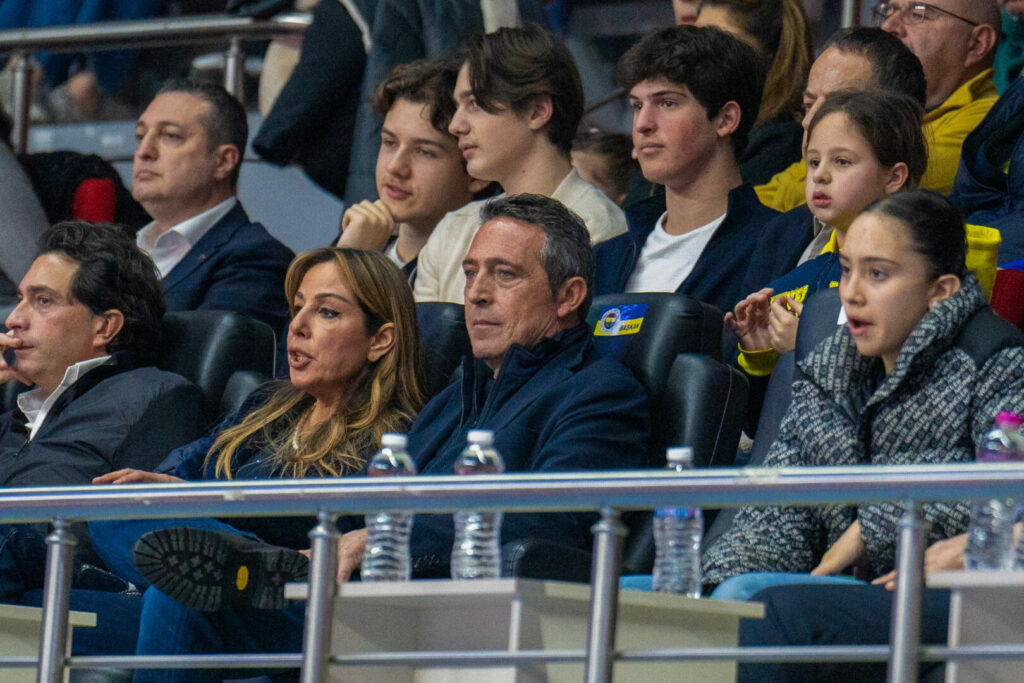 Es waren kuriose Szenen, die sich im türkischen Supercup-Finale zwischen Galatasaray und Fenerbahce ereigneten. Nur wenige Sekunden nach Abpfiff verließen die von Fener aufgestellten Jugendspieler das Feld und gaben sich kampflos geschlagen.
