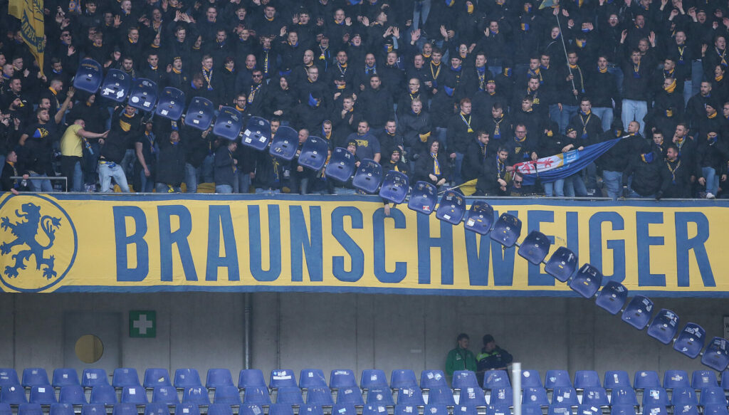 Im Hinspiel des Niedersachsen-Derbys kam es zu Ausschreitungen.