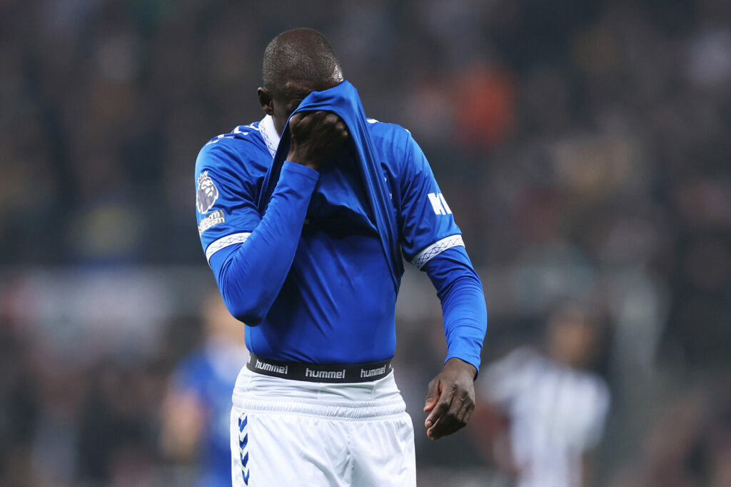 Dem FC Everton wurden wegen Verstößen gegen die Rentabilitäts- und Nachhaltigkeitsregeln der Premier League erneut Punkte abgezogen. Durch den Verlust von zwei Zählern rutscht der Klub auf Tabellenplatz 16 ab.