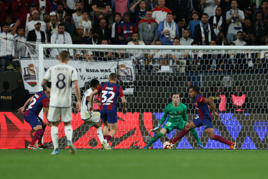 Der heutige Fußballsonntag hat es in sich! Es gibt spannende Duelle en masse, unter anderem wird gleich dreimal in der Bundesliga gespielt. So zum Beispiel in Dortmund, wo Leverkusen als Meister zu Gast ist. Auch der Clasico steht auf dem Programm. Here we go!