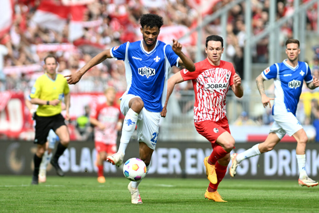 Abschiedstournee für die Lilien? Der stark abstiegsbedrohte SV Darmstadt 98 hat den SC Freiburg zum ersten Sonntags Spiel der Bundesliga empfangen. Die Breisgauer erarbeiteten sich einen insgesamt glücklichen 1:0-Auswärtssieg. 