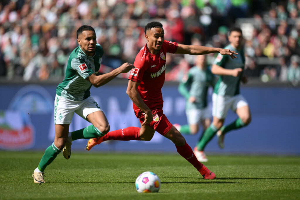 Der SV Werder Bremen hat den VfB Stuttgart zum ersten von drei Bundesliga-Sonntagsspielen empfangen. Gegen das Überraschungsteam der bisherigen Saison feierte die Mannschaft von Ole Werner einen enorm wichtigen 2:1-Sieg.