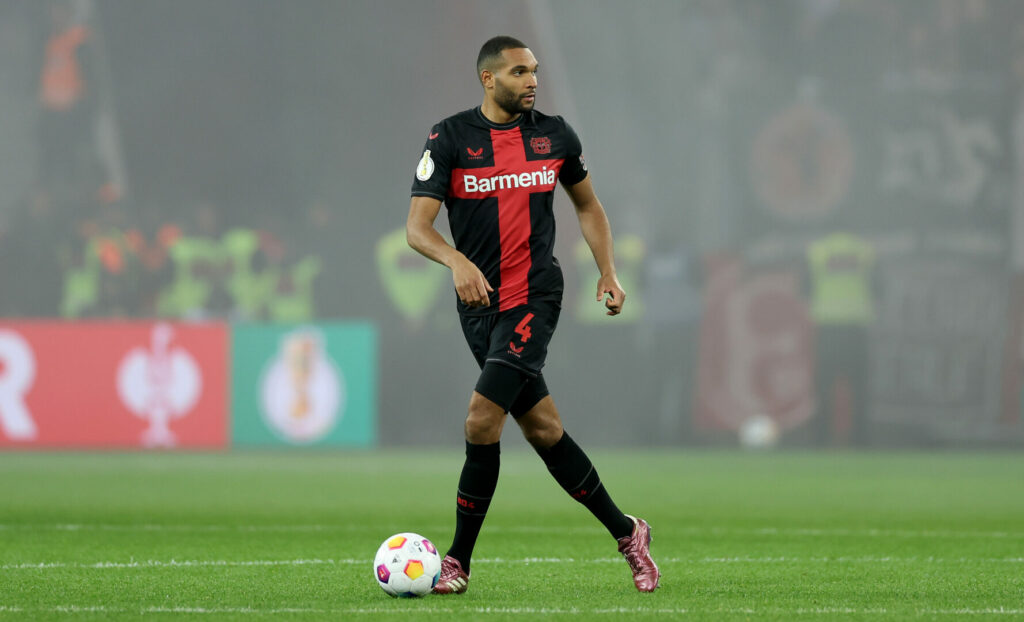 Der Vertrag von Jonathan Tah läuft 2025 aus, weshalb Bayer Leverkusen nur noch in diesem Sommer eine Ablöse für den Innenverteidiger kassieren kann. Fragen nach seiner Zukunft weicht der Abwehrchef der Werkself bisher gekonnt aus. 