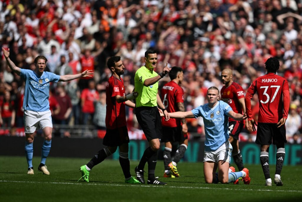Im Finale des traditionsreichen FA Cup ist es zum Manchester-Derby zwischen City und United gekommen. Gegen den favorisierten englischen Meister setzten sich die Red Devils völlig überraschend mit 2:1 durch und feierten so den ersten Titel in einer eigentlich verkorksten Saison. 