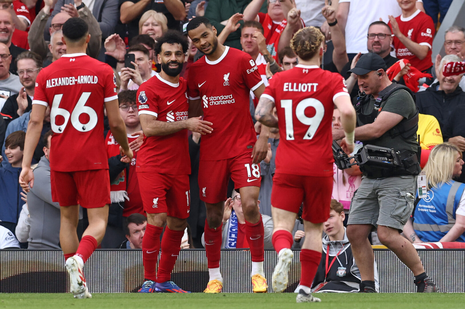 In Klopps vorletztem Heimspiel: Liverpool gewinnt 6-Tore-Spektakel gegen Tottenham!