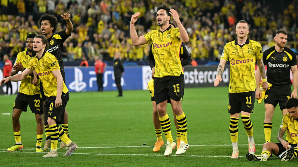Der BVB feiert den Sieg über PSG.