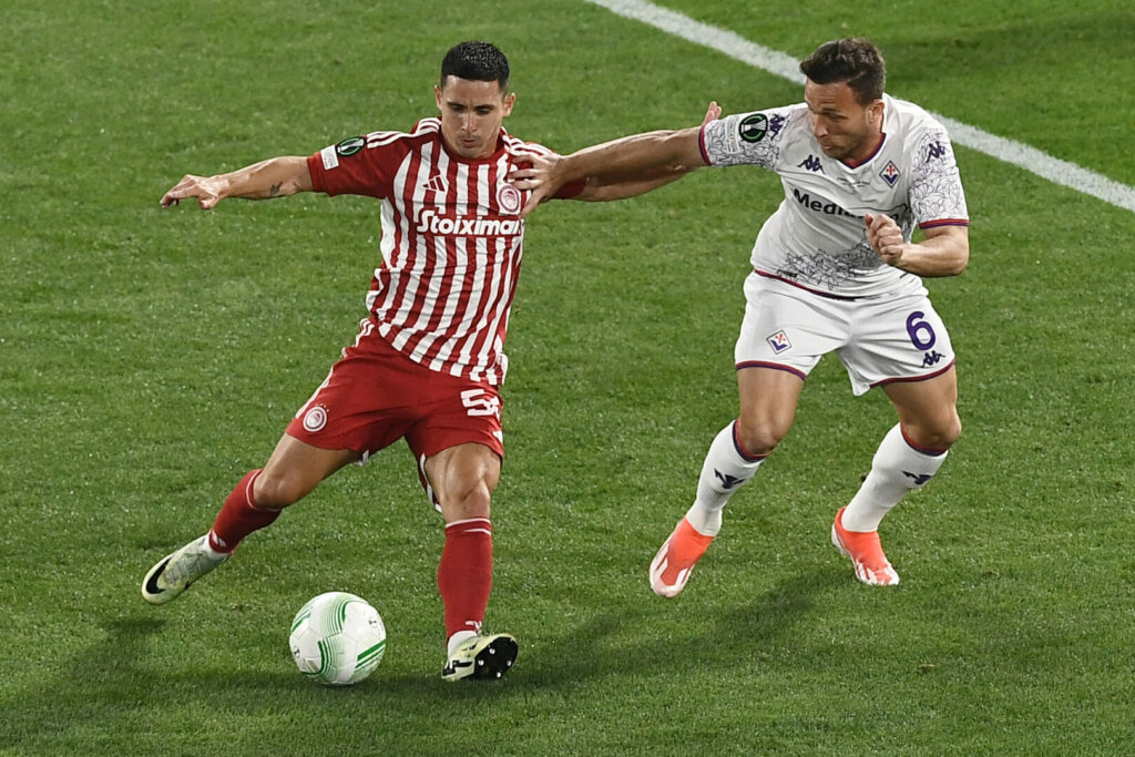 Im Finale der UEFA Europa Conference League sind am heutigen Abend Olympiakos Piräus und die AC Florenz aufeinander getroffen. Nach 120 Minuten teils sehr zähen Minuten setzte sich der griechische Vertreter mit 1:0 nach Verlängerung durch und holte ausgerechnet im Stadion des Erzrivalen AEK Athen den ersten Europapokaltitel der Landesgeschichte. 
