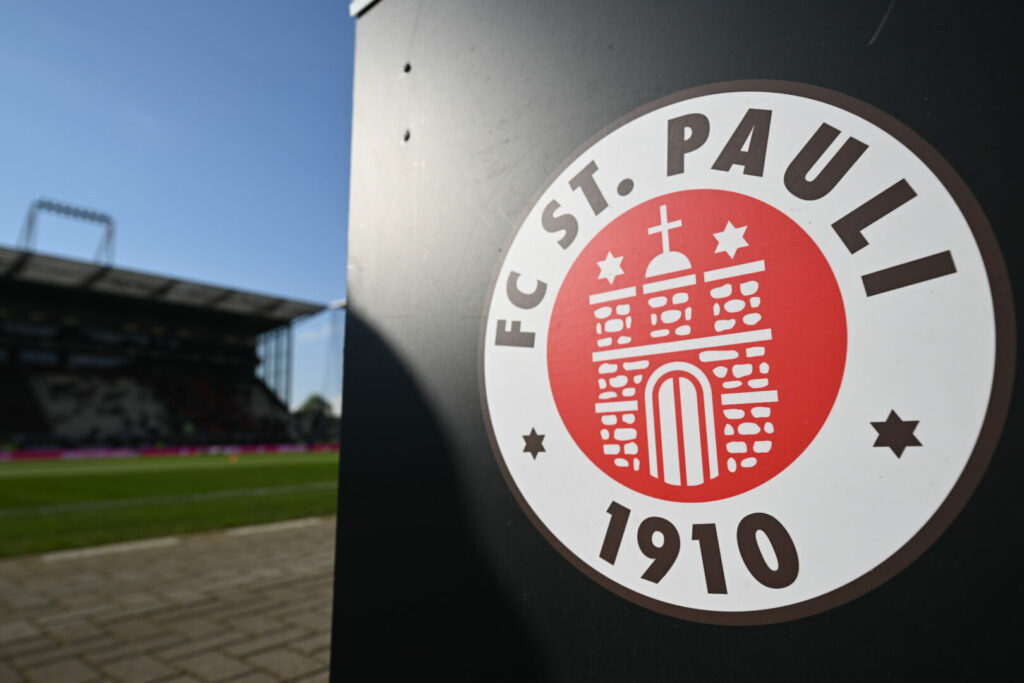 Das eigentlich für Samstag geplante Zweitliga-Duell zwischen dem VfL Osnabrück und dem FC Schalke 04 kann aufgrund von Stadionmängeln in Osnabrück nicht wie geplant stattfinden. Die Partie wurde nun auf Dienstagabend verlegt.