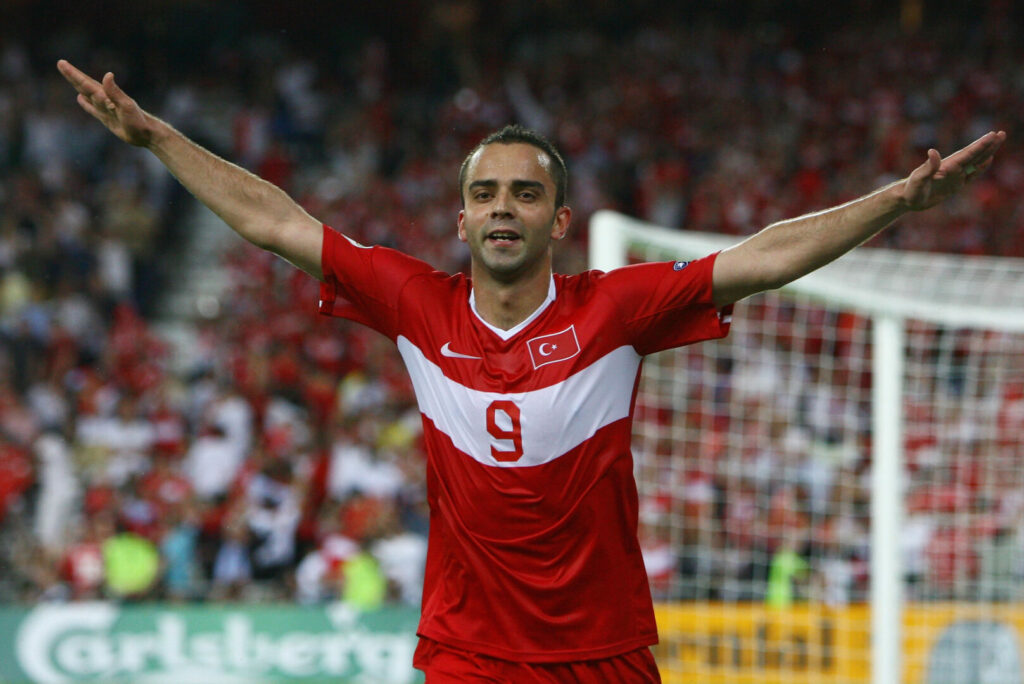 Alle vier Jahren duellieren sich die besten Mannschaften des Kontinents um die Krone des europäischen Fußballs, alle vier Jahre werden dabei Geschichten für die Ewigkeit geschrieben. So auch bei der EM 2008, als die Türkei allen Widerständen zum Trotz am Titel schnupperte. Ein Rückblick.