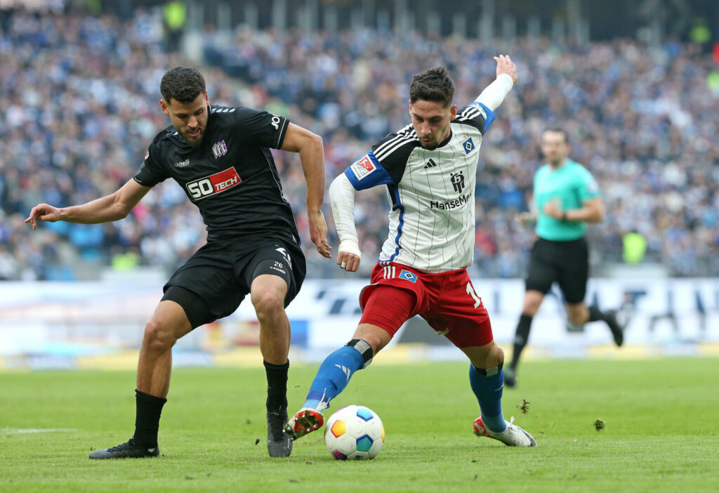 Ludovit Reis gehört zweifelsohne zu den talentiertesten Spielern im Kader des HSV. Um auch für die niederländische Nationalmannschaft interessant zu werden, haben ihm prominente Namen nun einen Vereinswechsel nahegelegt. 