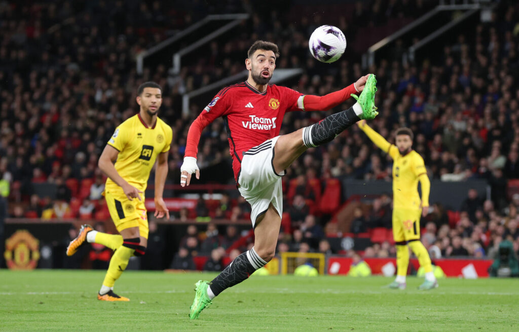 Manchester United befindet sich auf sportlicher Talfahrt und droht aktuell sogar, die Qualifikation für das internationale Geschäft zu verpassen. Nichtsdestotrotz wollen die Red Devils auch in Zukunft auf ihren Kapitän Bruno Fernandes bauen.