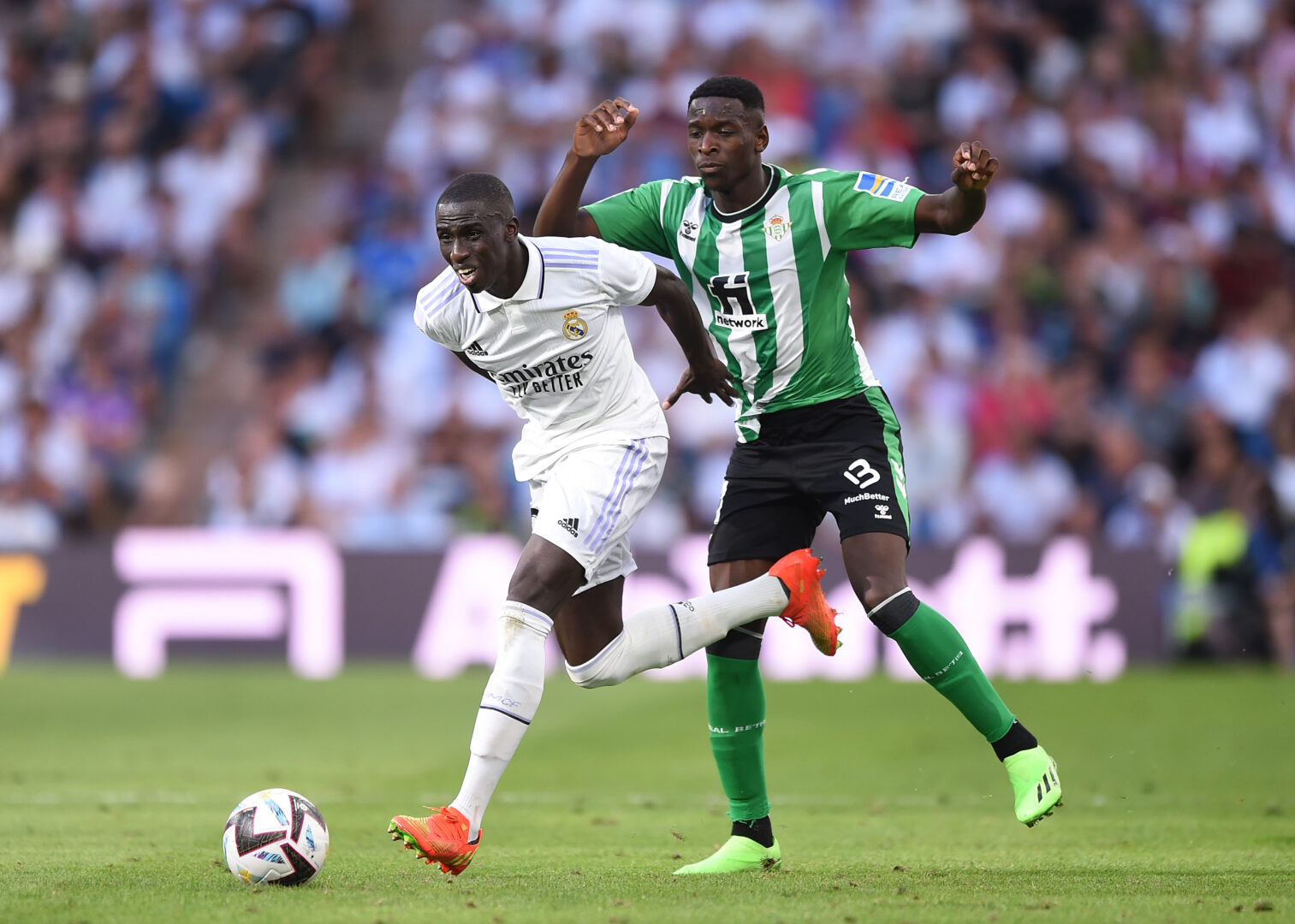 Linksverteidiger Ferland Mendy soll entgegen einiger Erwartungen über den Sommer hinaus bei Real Madrid bleiben. Die Königlichen wollen den Franzosen unbedingt halten. Könnte das Auswirkungen auf eine mögliche Verpflichtung von Alphonso Davies haben?