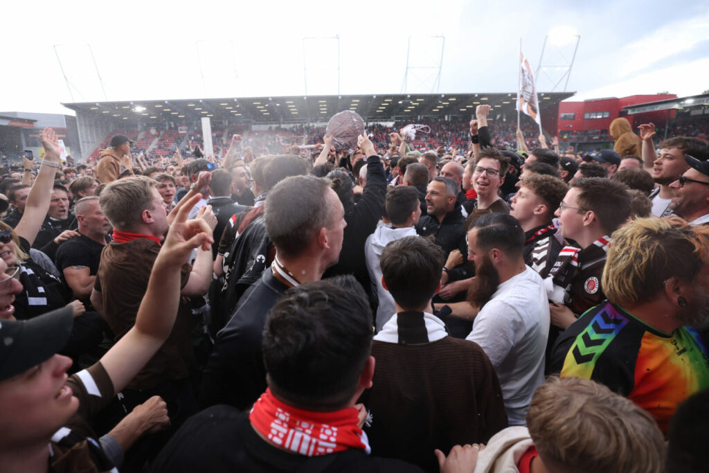 Die Zweitligasaison 2023/2024 ist seit dem vergangenen Wochenende Geschichte. Mit dem FC St. Pauli und Holstein Kiel steigen zwei vermeintlich kleine Nord-Klubs in die Bundesliga auf, wohingegen die größeren Namen der Spielklasse eher enttäuschten. Wir krönen die Tops und Flops der 2. Bundesliga.