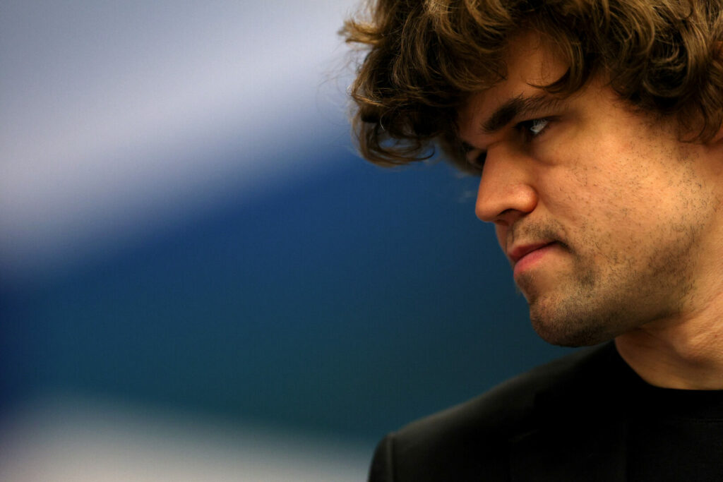 Kurios: Schach-Superstar Magnus Carlsen wird in der nächsten Saison für den FC St. Pauli spielen. Das gab der Bundesliga-Aufsteiger heute bekannt. 