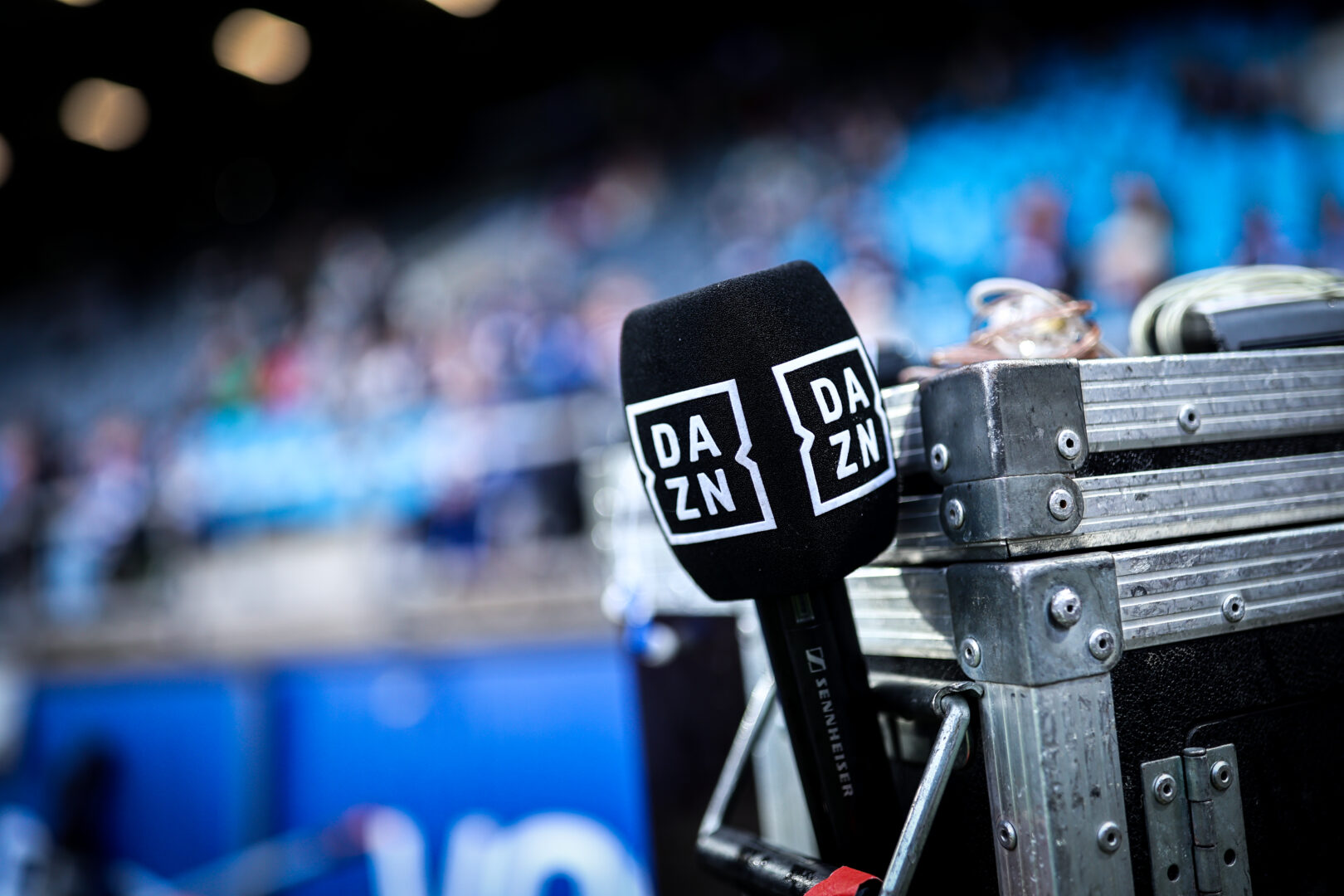 Streit mit der DFL: DAZN zieht vor Schiedsgericht
