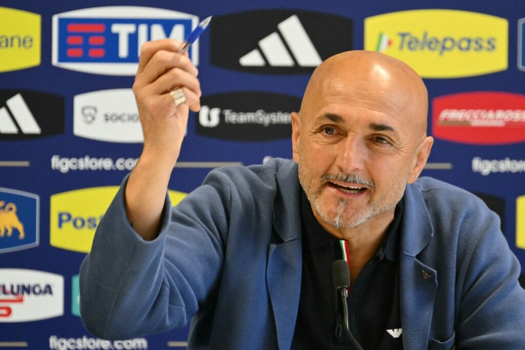Trotz des gestrigen Achtelfinal-Aus gegen die Schweiz hält die italienische Nationalmannschaft weiterhin an Trainer Luciano Spalletti fest.