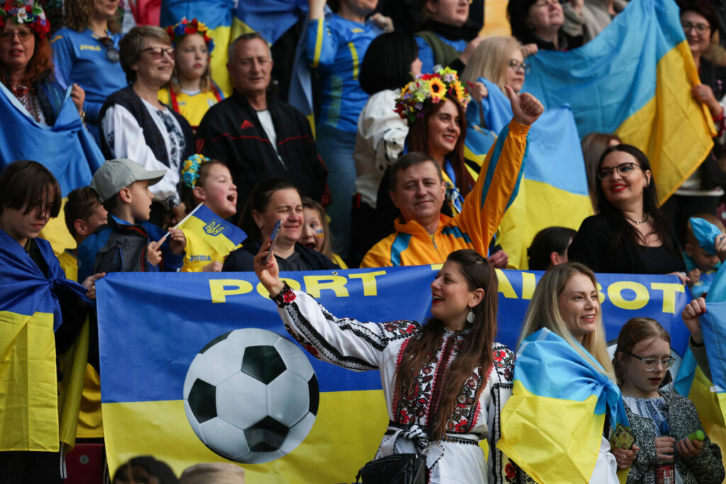Die Nationalmannschaft der Ukraine ist in Deutschland eingetroffen und wird am Montagabend ein Testspiel gegen die DFB-Elf absolvieren. Spieler und Trainer wollen dem vom Krieg gebeutelten Land Freude schenken.