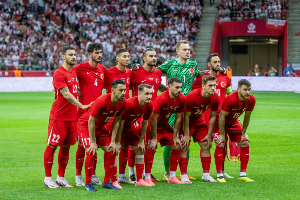 Alle Jahre wieder reist die türkische Nationalmannschaft mit einem eigentlich hochtalentierten Team und einer hohen Erwartungshaltung zur Europameisterschaft. Alle Jahre wieder nehmen diese aber ein zumeist enttäuschendes Ende. Gelingt der Türkei in diesem Jahr die Wende?