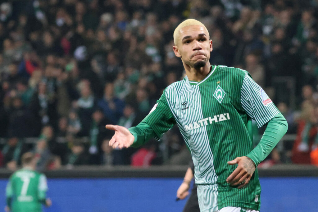 Der SV Werder Bremen hat den Vertrag mit Youngster Justin Njinmah verlängert. Das gab der Bundesligist soeben offiziell bekannt.