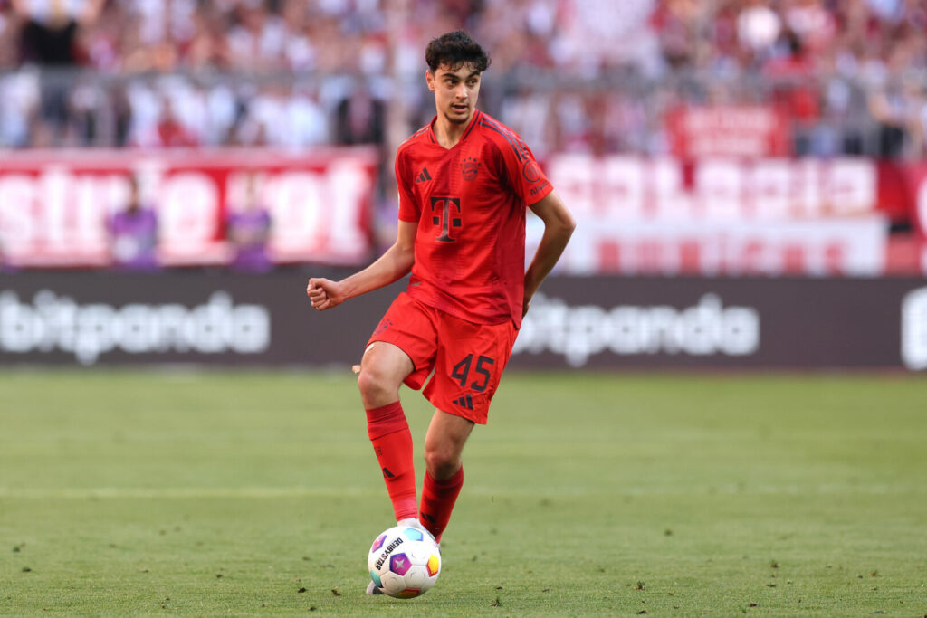 Verlängert Aleksandar Pavlovic beim FC Bayern?