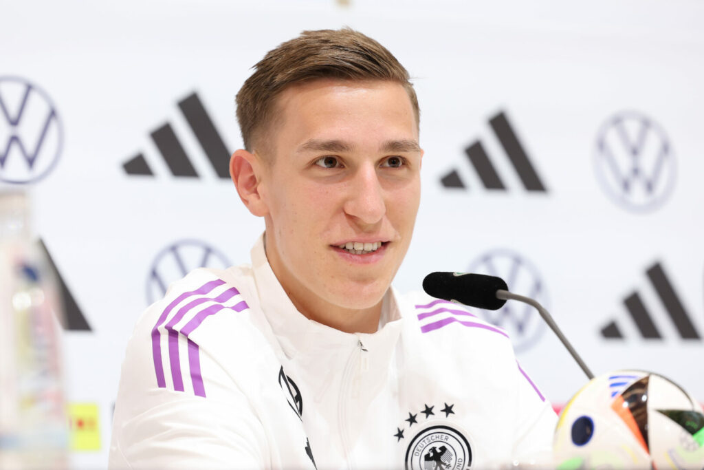 Schlotterbeck bei der Pressekonferenz für die EM 2024