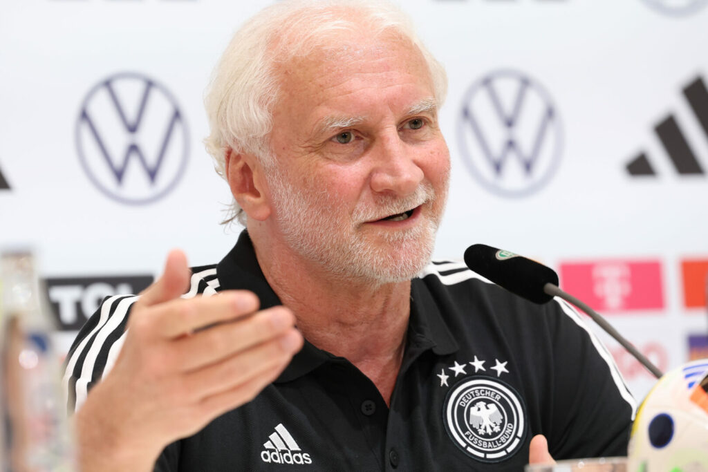 Dass Waldemar Anton kurz vor einem Wechsel zu Borussia Dortmund steht, ist seit einigen Tagen bekannt. Nun hat DFB-Sportdirektor Rudi Völler den Transfer als fix vermeldet.