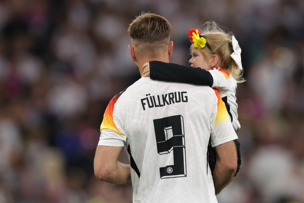 Vor dem Eröffnungsspiel gegen Schottland ist es im Training der deutschen Mannschaft zu einem äußerst kuriosen Zwischenfall gekommen. Protagonist war Niclas Füllkrug, der nicht nur das schottische Tornetz vor eine Herausforderung stellte. 