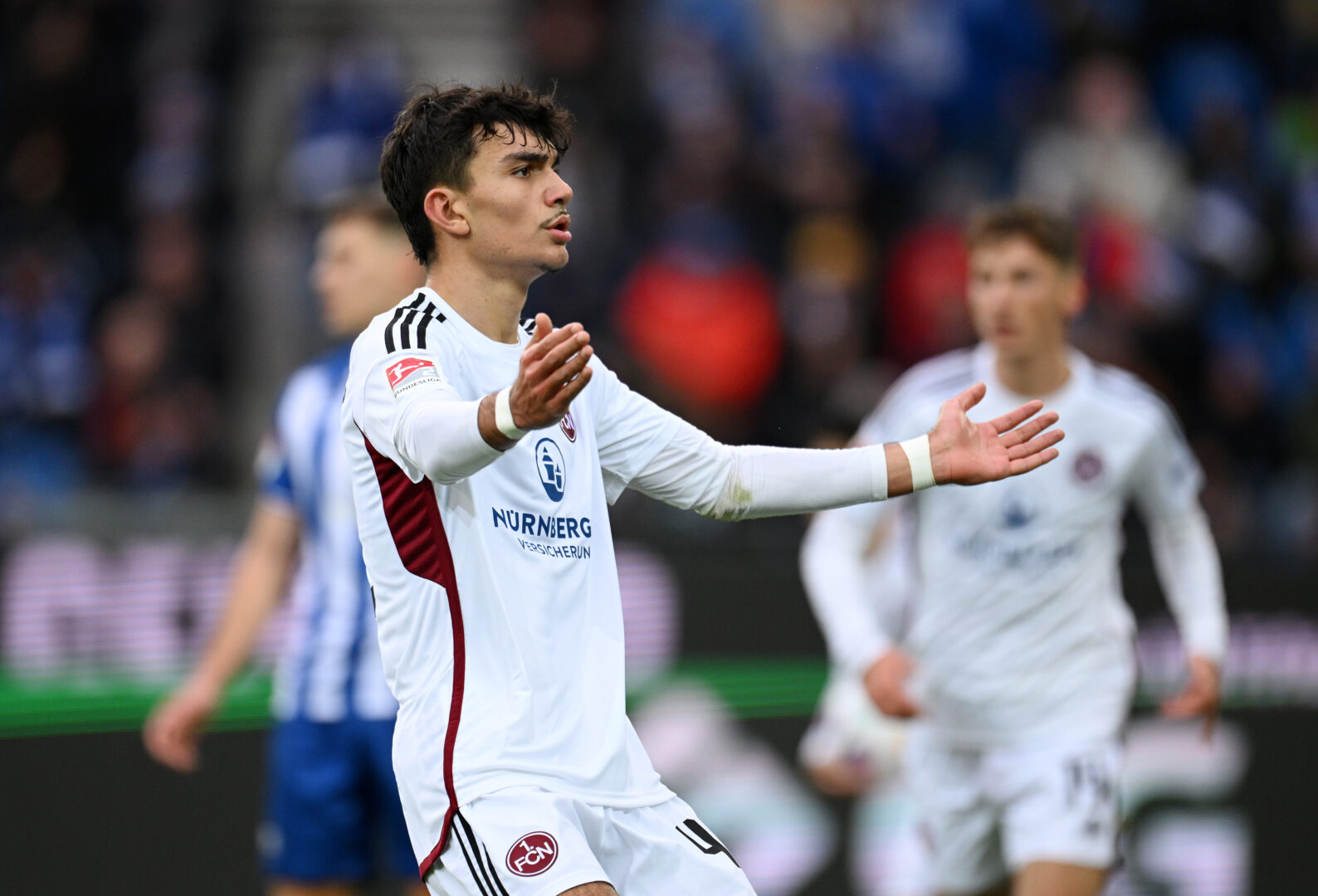 Wechsel perfekt! Eintracht Frankfurt gewinnt Rennen um Top-Talent Uzun